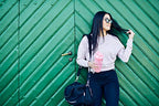 Young woman with pink water bottle and black gym bag using Smartshake One Shaker mixer net